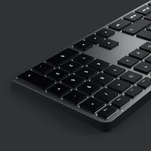 Satechi W3 USB-C-tangentbord med nordisk layout, svarta bakgrundsbelysta tangenter och sifferrad, visat i närbild.