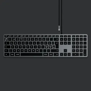 Satechi W3 USB-C-tangentbord med nordisk layout, fullstora tangenter och numeriskt tangentbord, visas med USB-C-kabel