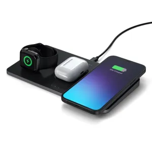 Satechi Trio trådløs ladeplate som lader en smartklokke, et AirPods-etui og en smarttelefon på en svart ladestasjon