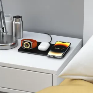 Satechi Trio trådløs ladeplate med Apple Watch, etui til ørepropper og smarttelefon på et nattbord