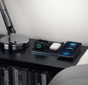 Satechi Trio trådløs ladeplate som lader en Apple Watch, et AirPods-etui og en smarttelefon samtidig.
