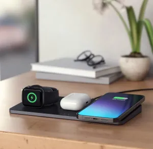Satechi Trio Wireless Charging Pad lader en Apple Watch, et øreproppeetui og en smarttelefon på et skrivebord