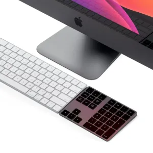 Satechi trådløst numerisk tastatur med piletaster og navigationstaster, vist i space gray i en skrivebordsopsætning