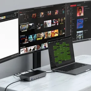 Satechi Triple 4K Display Docking Station liitettynä kannettavaan tietokoneeseen ja kolmeen näyttöön työpöydällä