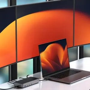 Satechi-telakointiasema kolmelle 4K-näytölle kannettavan tietokoneen vieressä, liitettynä useisiin näyttöihin työpöydällä