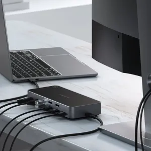 Satechi-telakointiasema kolmelle 4K-näytölle liitettynä kannettavaan tietokoneeseen ja ulkoisiin näyttöihin työpöydällä