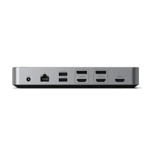 Satechi-telakointiaseman takanäkymä USB-, Ethernet- ja HDMI-porteilla kolmen 4K-näytön kokoonpanoa varten