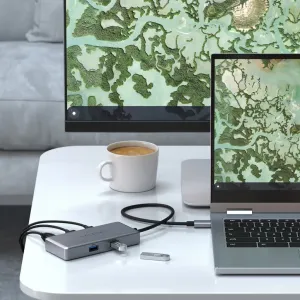 Satechi USB-C-moniporttisovitin Chromebookille liitettynä kannettavaan tietokoneeseen, USB-portilla ja kompaktilla tähtiharmaalla muotoilulla