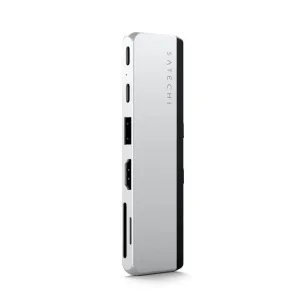 Satechi kahden USB-C-liitännän keskitin Surface Pro 9:lle hopeisena, HDMI-liitännällä ja useilla porteilla laajennettua liitettävyyttä varten.