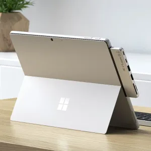 Hopeinen Satechi USB-C-keskitin kiinnitettynä Surface Pro 9:ään, tuo HDMI-liitännän ja muita portteja sivulle.