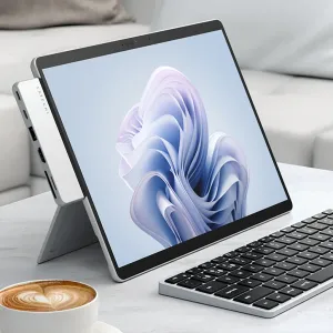 Satechi kahden USB-C-liitännän keskitin kiinnitettynä Surface Pro 9 -tablettiin, joka lisää HDMI:n, USB-A:n ja korttipaikat