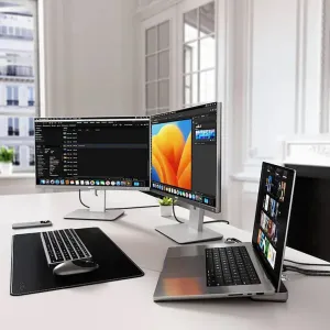 Satechi USB-C-kaksoistelakointiasema, kannettava tietokone telineessä ja kaksi ulkoista näyttöä pöydällä