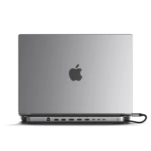 Satechi USB-C-kaksoistelakka, jossa kannettava tietokone telineellä, näkyvät portit ja liitetty kaapeli, tähtiharmaa