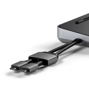 Satechi USB-C-kaksoistelakointiasema, jossa on jaettu USB-C-kaksoiskaapeli ja hopea-musta telakkateline