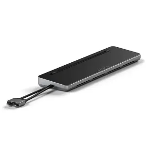 Satechi USB-C-kaksoistelakkateline tähtiharmaana ja mustana, kiinteällä USB-C-kaapelilla ja upotetulla yläaukolla