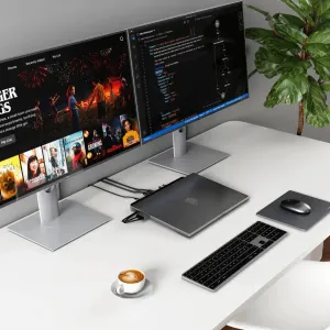 Satechi USB-C-kaksoistelakkateline suljetun kannettavan tietokoneen kanssa kahden näytön työpistekokoonpanossa
