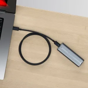 Juodo pinto dizaino Satechi Thunderbolt 4 Pro Cable, prijungtas prie nešiojamojo kompiuterio ir sidabrinio Satechi šakotuvo