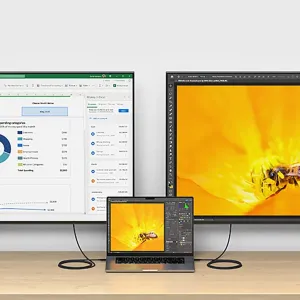 Satechi Thunderbolt 4 Pro Cable dviejų monitorių darbo vietoje, prijungiantis nešiojamąjį kompiuterį prie išorinių ekranų