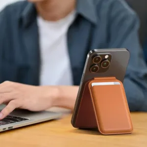 Satechi magnetisk lommebokstativ som holder en iPhone oppe, med en synlig kortlomme på et trebord