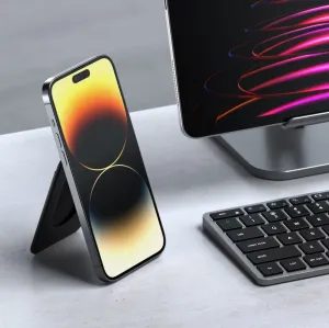 Die magnetische Geldbörse mit Ständer von Satechi hält ein iPhone aufrecht auf dem Schreibtisch und dient zugleich als faltbarer schwarzer Smartphone-Ständer.