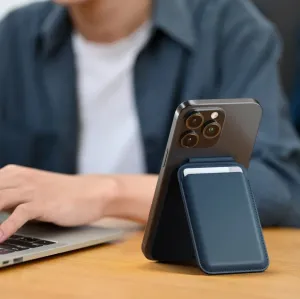 Satechi magnetisk lommebokstativ festet til en iPhone, brettet til en blå støtte på et skrivebord.