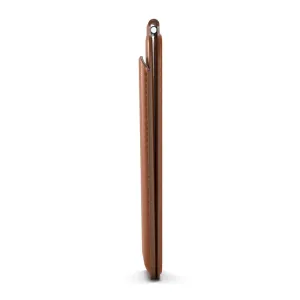 Satechi Magnetic Wallet Stand in Braun, gefaltet in der Seitenansicht gezeigt, mit schlankem Design in lederähnlicher Textur