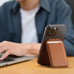 Satechi magnetischer Kartenhalter mit Standfunktion, an einem iPhone befestigt und auf einem Schreibtisch zu einem braunen Smartphone-Ständer aufgeklappt