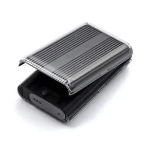 Satechi USB4 NVMe SSD-hölje i rymdgrått, visat delvis öppet med räfflat topplock