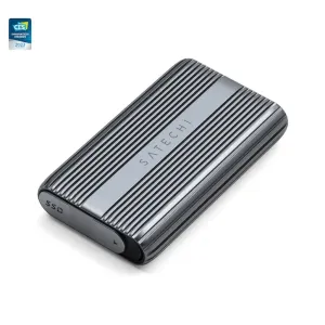Satechi USB4 NVMe SSD Pro Enclosure i rymdgrått med räfflad metalldesign och CES Innovation Awards-märke