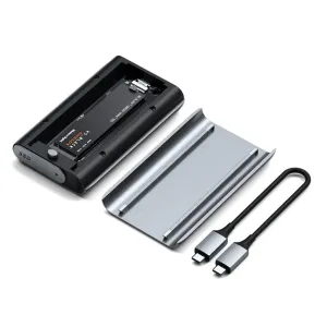 Satechi USB4 NVMe SSD PRO-kabinett med installerad SSD, avtaget lock och USB-C-kabel