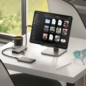Satechi USB-C-moniporttisovitin liitettynä tablettiin, SD-kortteja ja ulkoinen tallennusasema työpöydällä