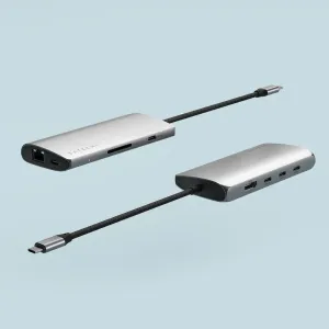 Satechi USB-C-moniporttisovitin, jossa on Ethernet-, HDMI- ja USB-portit, kuvassa hopeanvärisenä punotulla kaapelilla