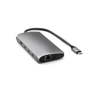 Satechi USB-C-moniporttisovitin Ethernet-liitännällä, hopeanvärinen alumiinirunko ja punottu kaapeli mustalla taustalla
