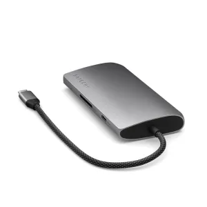 Satechi USB-C-moniporttisovitin hopean- ja mustanvärisenä, punotulla kaapelilla, korttipaikalla ja USB-C-liittimellä