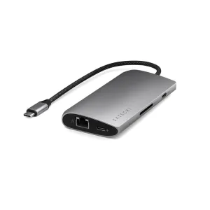 Satechi USB-C -moniporttiadapteri, jossa on Ethernet, USB-C-portit ja SD-korttipaikka, väri tähtiharmaa
