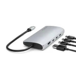 Satechi hopeanvärinen USB-C-moniporttisovitin punotulla kaapelilla sekä HDMI- ja USB-C-porteilla, kuvassa mukana toimitettujen liittimien kanssa