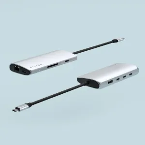 Satechi USB-C-moniporttisovitin, jossa on Ethernet, korttipaikka ja punottu kaapeli, hopeisena, esitetty kahdesta kuvakulmasta