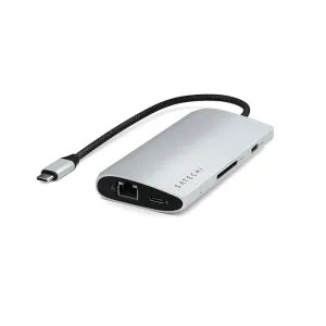 Satechi USB-C-moniporttisovitin, jossa on Ethernet-liitäntä, USB-C-portti ja SD-korttipaikka, hopeanvärisenä punotulla kaapelilla.