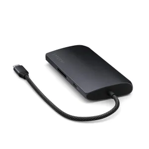 Satechi USB-C-moniporttisovitin tummanharmaana, punotulla kaapelilla, sivuaukolla ja USB-C-liittimellä.