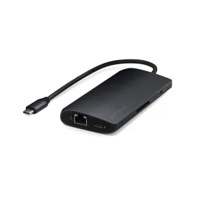 Satechi USB-C -moniporttisovitin midnight-värissä, punotulla kaapelilla, Ethernet-portilla ja korttipaikalla mustalla taustalla