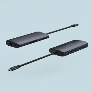 Satechi USB-C-moniporttisovitin Midnight-värissä, kuvattuna kahdesta kulmasta HDMI-, Ethernet- ja SD-korttipaikkojen kanssa.
