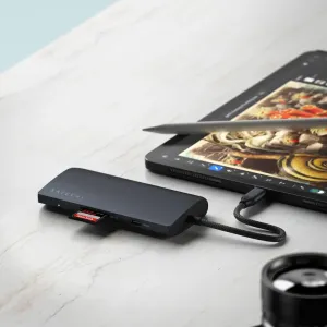 Satechi USB-C-moniporttisovitin punotulla kaapelilla, liitettynä tablettiin ja muistikortti asetettuna
