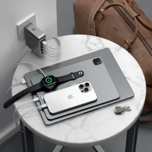 Satechi 145 W:n USB-C-liitännällä varustettu 4-porttinen GaN-matkalaturi kytkettynä pistorasiaan ja lataamassa useita laitteita samanaikaisesti
