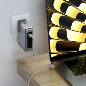 Satechi USB-C-seinälaturi liitettynä kannettavaan tietokoneeseen ja pistorasiaan, useita portteja käytössä