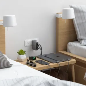 Satechi 145 W:n USB-C-liitännöillä varustettu 4-porttinen GaN-matkalaturi syöttää virtaa kannettavalle tietokoneelle, puhelimelle ja älykellolle yöpöydällä