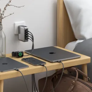 Satechi 145 W USB-C 4-porttinen GaN-matkalaturi useiden Apple-laitteiden virransyöttöön yöpöydällä