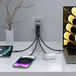 Satechi 145 W USB-C 4-porttinen GaN-matkalaturi, joka lataa kannettavaa tietokonetta, tablettia, puhelinta ja nappikuulokkeita työpöydällä