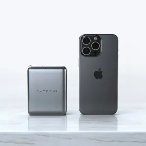 Satechi 145 W USB-C GaN -matkalaturi iPhonen vieressä kokovertailua varten