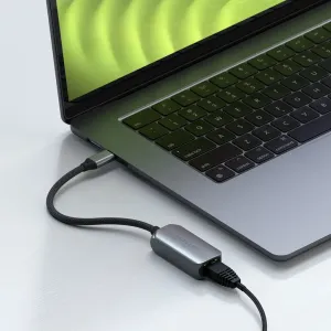 Satechi USB-C Ethernet -sovitin, jossa on punottu kaapeli, liitettynä kannettavaan tietokoneeseen langallista verkkoyhteyttä varten.