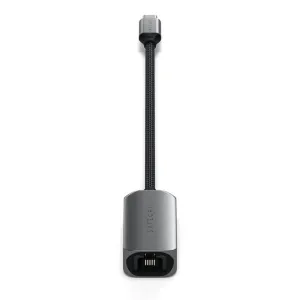 Satechi USB-C 2,5 gigabitin Ethernet-sovitin punotulla kaapelilla ja metallikotelolla, kuvassa tähtiharmaana.